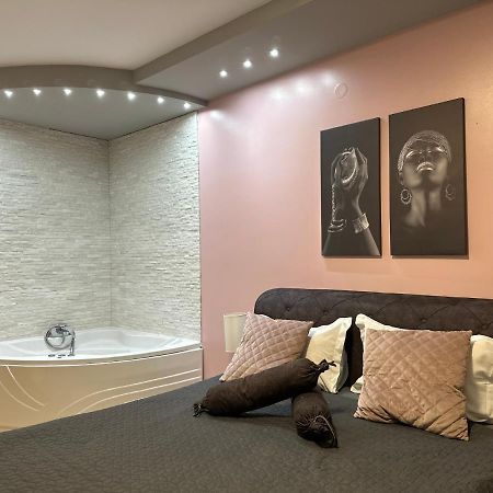 Room Jacuzzi “Athena” Subotica Buitenkant foto