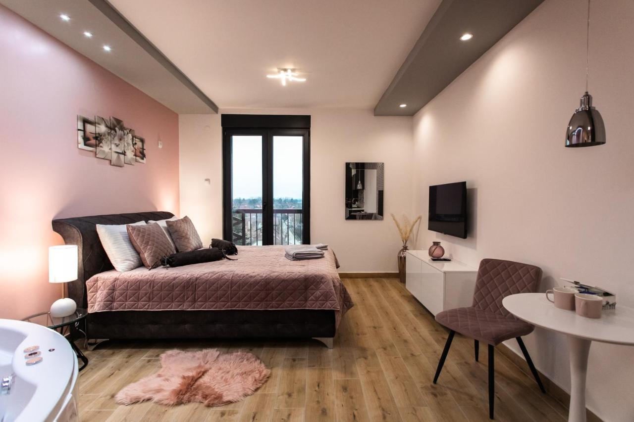 Room Jacuzzi “Athena” Subotica Buitenkant foto