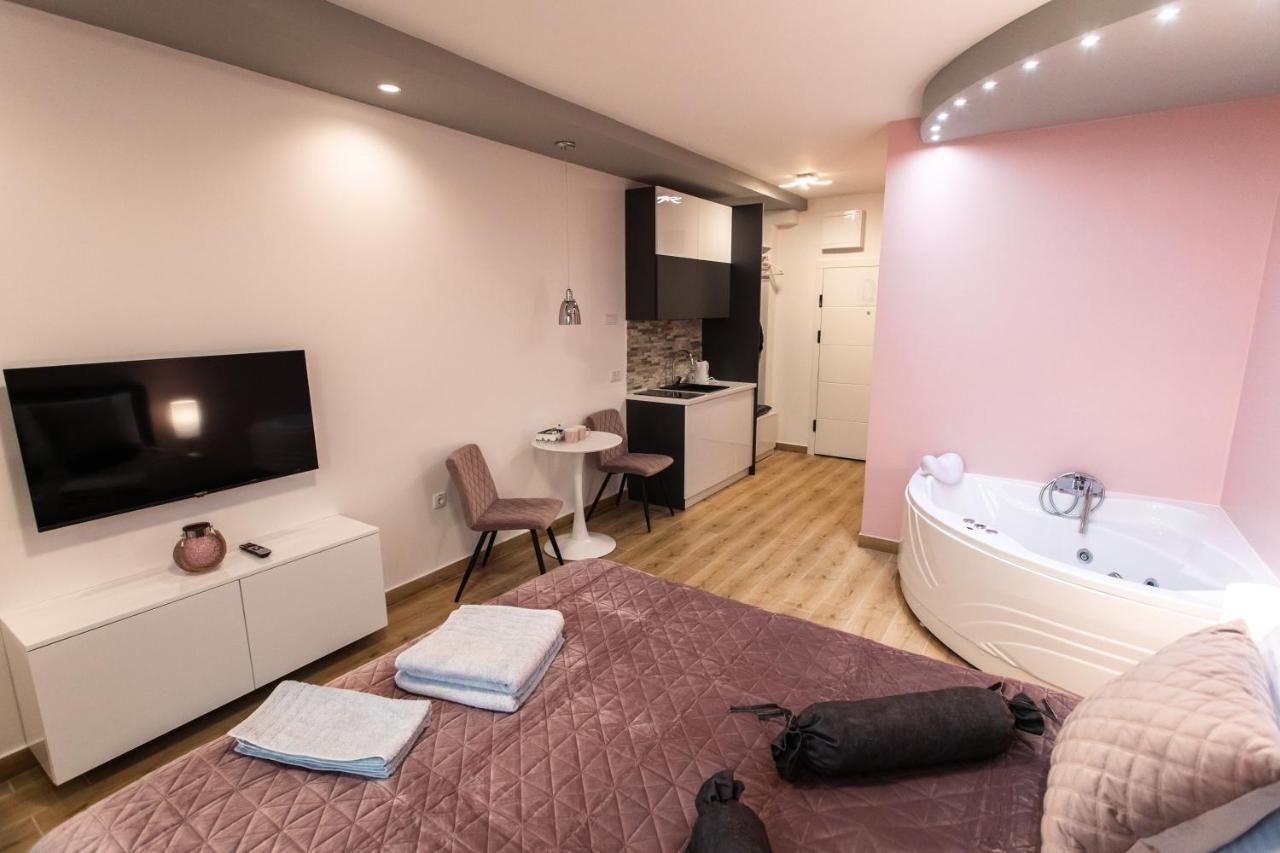 Room Jacuzzi “Athena” Subotica Buitenkant foto